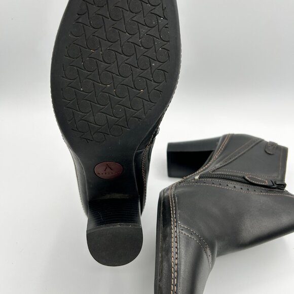 Clarks Artisan Boots 8.5M Black Leather Heeled Low Ankle Booties Cap Toe - Picture 12 of 14